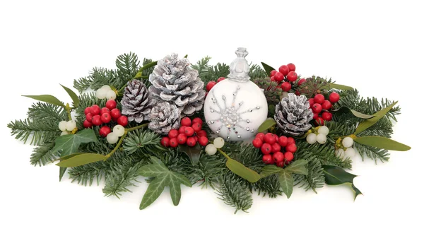 Weihnachtsflora mit Schneeflockenbaumkugel — Stockfoto