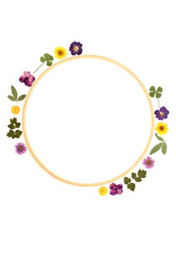 Beyaz arka planda kurumuş çiçek yaprağı soyut çelengi. Tahta çerçeve dekoratif sanat tasarımı tebrik kartı, logo, davetiye. 