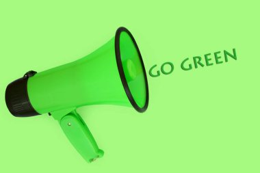 Yeşil arka planda megafon hoparlörü olan yeşil bir slogan. Çevresel koruma, doğa ve gezegen kavramını korumak ve korumak.