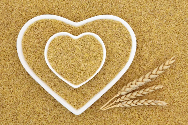 Grano bulgaro in ciotole a forma di cuore — Foto Stock