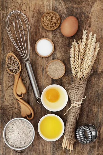 Ingredientes para hornear con utensilios de cocina — Foto de Stock