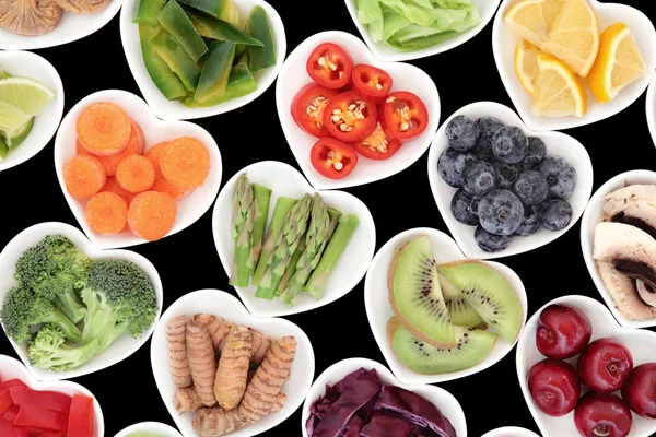 Выбор овощей и фруктов для супер-питания — стоковое фото