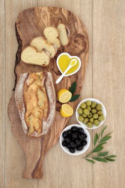 Yeşil ve Siyah Zeytin ve rustik ekmek somun