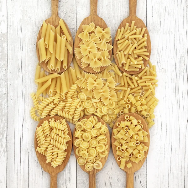 Variedades de pasta en cucharas de madera de roble — Foto de Stock