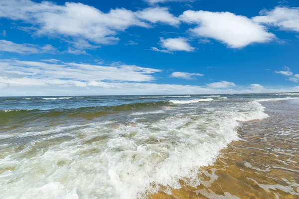 Baltische zeegezicht met golvende water — Stockfoto