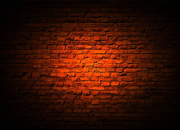 Soyut Koyu Tuğla Duvar Arkaplanı Işık Noktasıyla Aydınlatılmış Yıpranmış Grunge — Stok fotoğraf