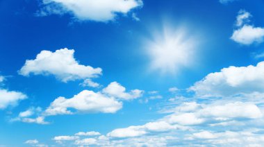 Güneşli arka plan, beyaz bulutlu mavi gökyüzü ve yaz ya da bahar gibi güneş doğal arka plan.