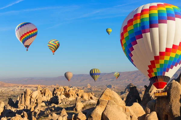 Ballonnen over Cappadocië. — Stockfoto