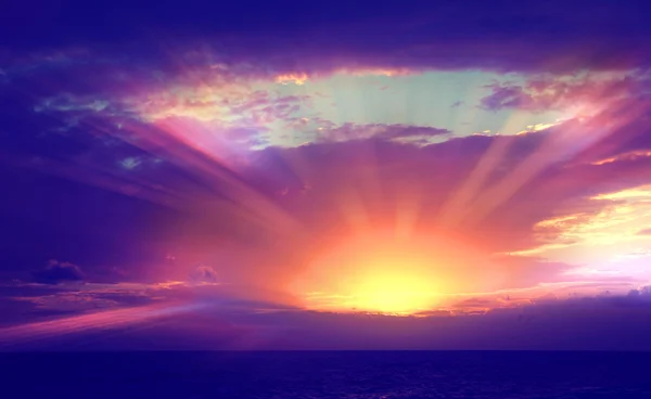 Puesta de sol sobre el mar con rayos de sol — Foto de Stock