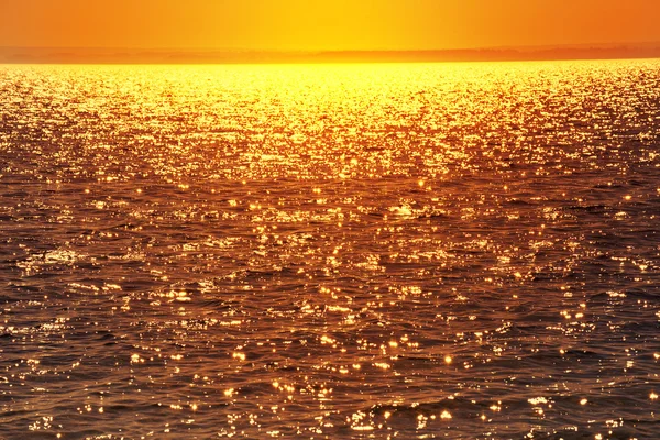 Água brilhante ao pôr-do-sol . — Fotografia de Stock
