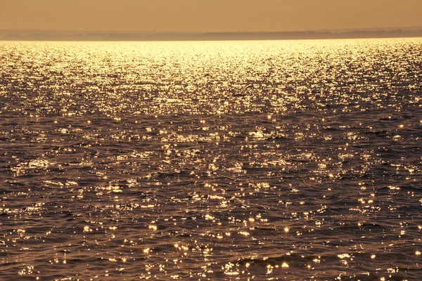 Água brilhante ao pôr-do-sol — Fotografia de Stock