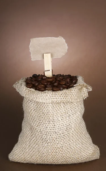 咖啡豆放进麻袋口，一个价格标签 图库图片