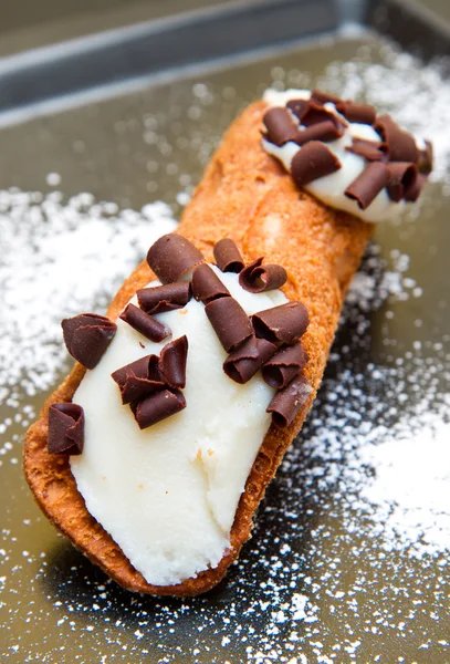 Zoete Siciliaanse cannolo gevuld met ricotta kaas crème en cho — Stockfoto