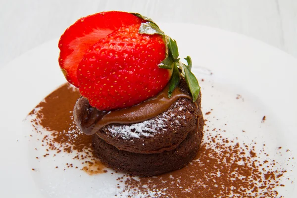Десерт - Шоколадный торт со свежей клубникой — стоковое фото