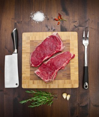 kaburga biftek ve mutfak araçları bileşimi