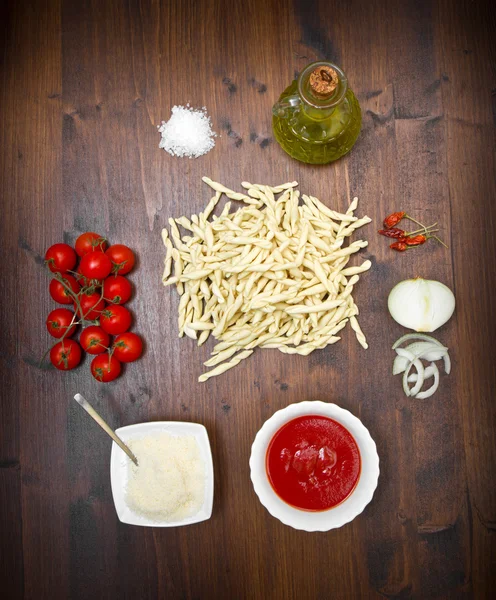 Rawb massas frescas e ingredientes em madeira — Fotografia de Stock