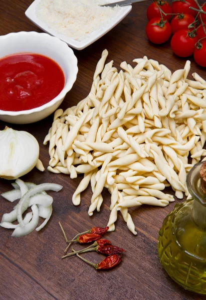 Pasta fresca cruda e ingredienti su legno — Foto Stock