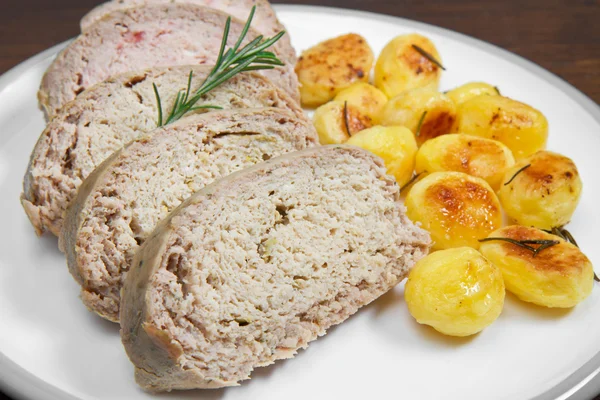 Pan de carne con patatas asadas en el plato —  Fotos de Stock
