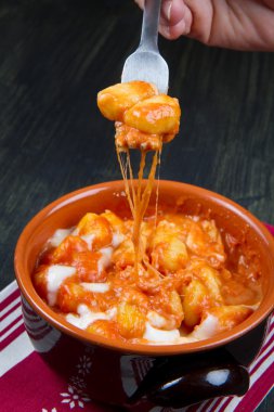 gnocchi domates sos ve peynir, sorrento tarifi