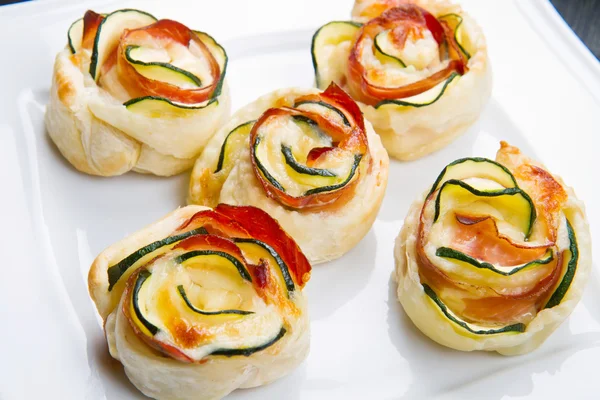 Roses puff pastry with zucchini and bacon — Stock Photo, Image