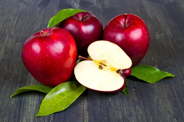 Fresh red apples with leaves — Stock Photo, Image