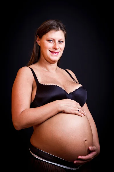 Beauté enceinte sur fond noir — Photo