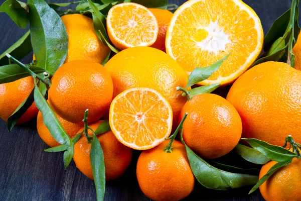 Orange fruit and fresh tangerines oranges on wood — Stock Photo, Image