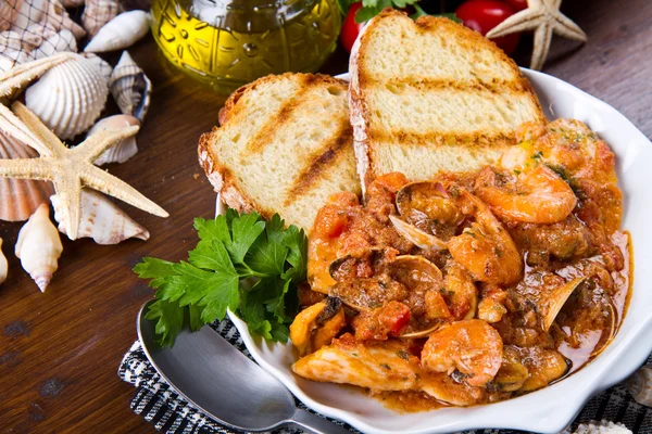 Sopa de peixe com pão torrado — Fotografia de Stock