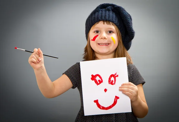 Κοριτσάκι ζωγράφος με ένα drwan χαμόγελο που απομονώνονται σε γκρι — Φωτογραφία Αρχείου