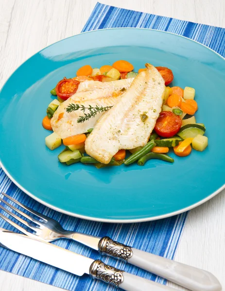 Bacalhau fresco na cama de legumes mistos — Fotografia de Stock