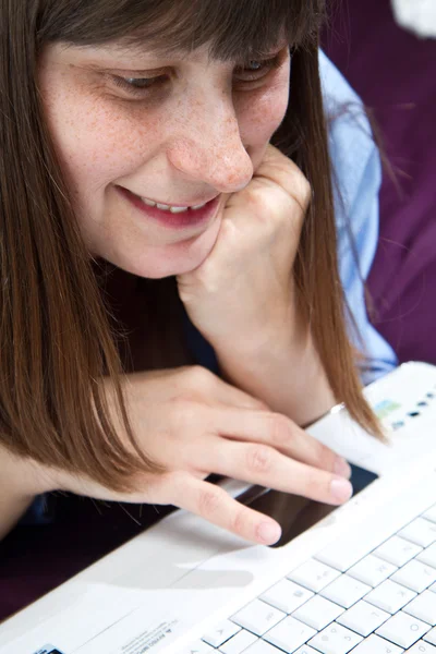 Pretty woman  chatting on her laptop — Stock Photo, Image