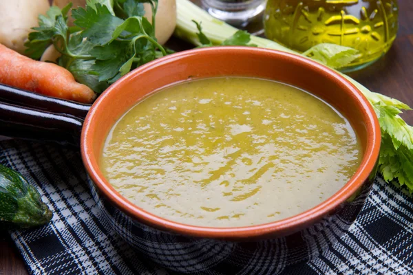 Supă de legume pe oală de crocodil — Fotografie, imagine de stoc