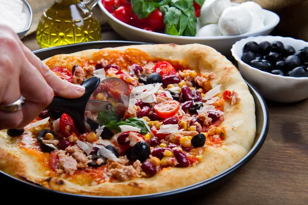 Amerikansk pizza med salami, bönor och mais — Stockfoto