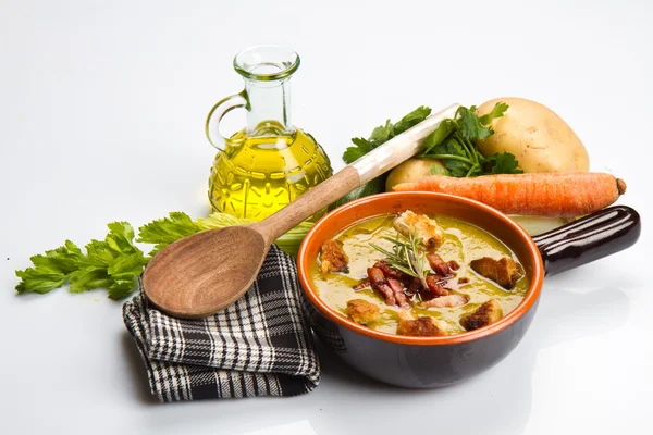 Zuppa di verdure con verdure fresche tutto intorno alla ciotola — Foto Stock