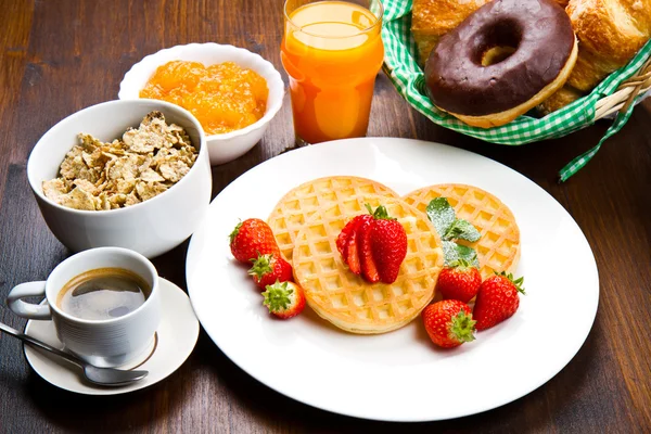 Hemlagade våfflor med frukt — Stockfoto