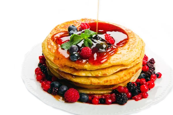 Pancakes with berry and syrup — Stock Photo, Image