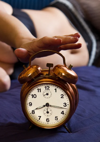 알람 시계와 함께 깨어난 아름 다운 젊은 여자 — 스톡 사진