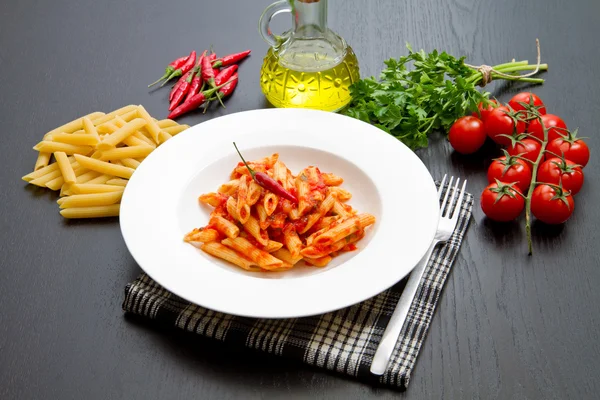 Penne con salsa arrabbiata e ingredienti freschi — Foto Stock