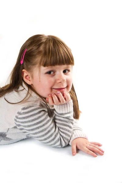 Glückliches kleines Mädchen liegt — Stockfoto