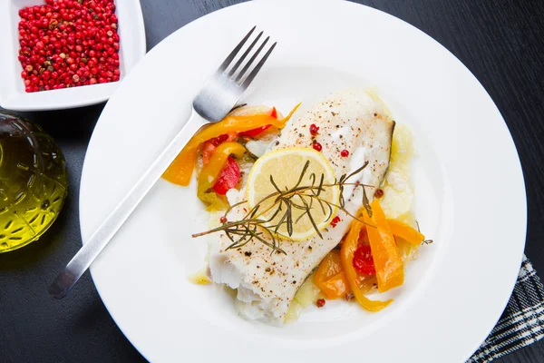 Prato branco de bacalhau preto fresco com pimenta — Fotografia de Stock