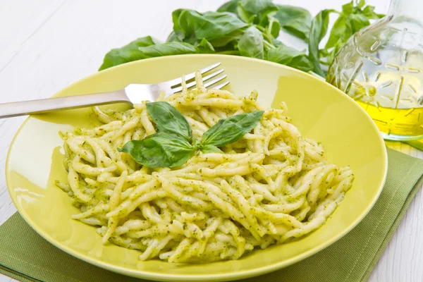 Pesto trofie receita típica liguriana em prato verde — Fotografia de Stock