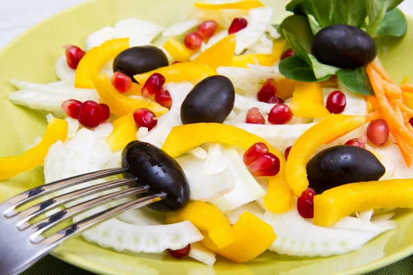 Ensalada de hinojo con pimienta y aceitunas negras —  Fotos de Stock