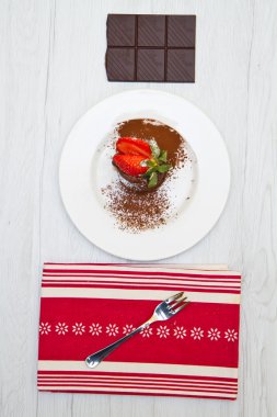 taze çilek ile tatlı - çikolatalı kek