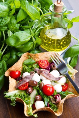 mozzarella ve Hamsili ekmek sepeti ile karışık salata