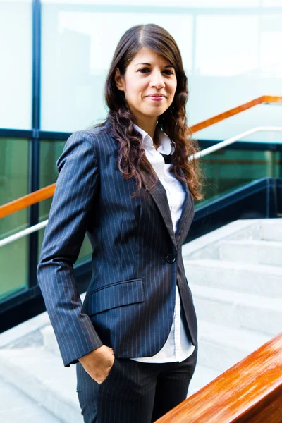 Primer plano retrato de una mujer de negocios profesional sonriendo al aire libre — Foto de Stock