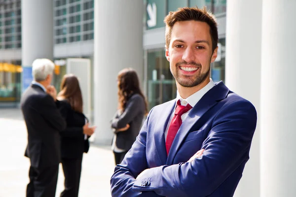 Retrato de joven empresario sonriente — Foto de Stock