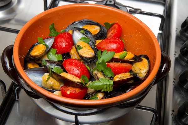 Тарелка свежих мидий с помидорами — стоковое фото