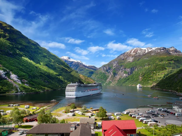 Navio de cruzeiro em fjiord norueguês — Fotografia de Stock