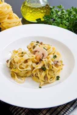 Tagliatelle ve taze malzemelerle mantar 