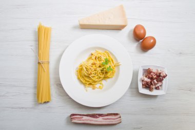 carbonara's spagetti ve malzemeler ile düz tabak